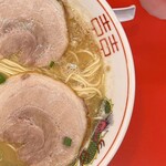 しょうちゃんラーメン - 味玉ラーメン790円　右