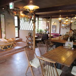 喫茶 とおりみち - テーブル席とソファー席が有ります♪