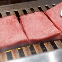 焼肉うしごろ 池袋店 - タン焼いてもらってます