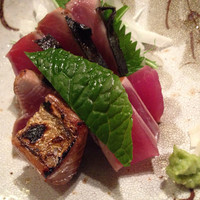 ぎんざ 一二岐 - 2014/4 かつをのわら焼きのアップ 上にはわさびの葉っぱが乗っています。
