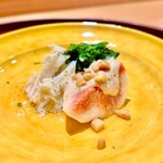 礒田 - 一皿目、無花果と宮城の渡り蟹、春菊の胡麻味噌和え