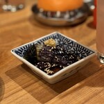 夜ノ焼魚 ちょーちょむすび - 茄子の煮浸し。これ大好き。人数分に分けてもらいました。