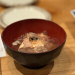 夜ノ焼魚 ちょーちょむすび - お通しの温かい出汁をかけたお豆腐