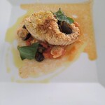 ACQUAMARE - ソースにオリーブとアサリがいるよ。ソースというよりこれも一品みたいに楽しめるソースでした。魚は文句なしに好き。