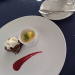 ACQUAMARE - デザート。プリンのフルーツはパイナップルとキウイでした。甘いプリンに酸味のフルーツで二度楽しめる仕組み。手前の赤はベリーソース。チョコケーキにつけたりして、これも味変に一役だよ。