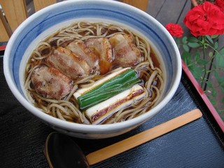 Maeyachiya - ほど良く焼かれた鴨肉と６時間かけて仕上げたコクのあるガラスープをお楽しみ下さい。