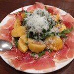 ピッツェリア ファッブリカ 1090 - 柿と生ハムのサラダ