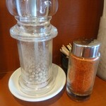 麺処 武壱 - 卓上の調味料