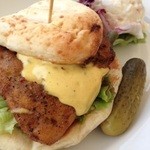 T.Y.HARBOR - スパイシーフライドチキンのナンブレッドサンド、ポテトサラダ添え ¥1400