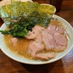 ラーメン 洞くつ家 - 味濃いめ、油多め