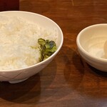 ラーメン 洞くつ家 - ライスは硬めに炊いています。味玉は半分に切れ目があります。