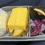 デリカステーション - おにぎり、漬物、卵焼きなど