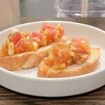 トリワイン ＰＩＫＯＳＨＨＨＵ - フレッシュトマトサルサのブルスケッタ