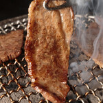 炭火焼肉 矢つぐ - 料理写真:炭火で香りをまとった肉は最高です