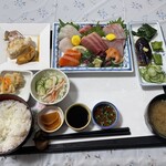 海の駅 - 特選刺身定食　まだ出て来るよ