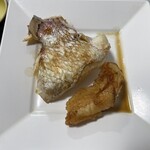 海の駅 - 鯛カマの焼きと河豚の唐揚げ