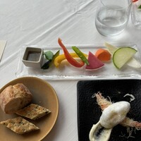 サーラ アマービレ - 前菜は上にカラフル野菜のバーニャカウダ