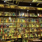 ケバブバー アンプル - 酒瓶が並んでいます。