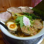 飛雄馬 - あっさり醤油チャーシュー中盛り　麺中太麺