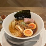 酒肴場 屯 - 津軽煮干し中華蕎麦（味玉入り）¥1000、真いか鉄砲漬け¥300