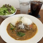 カフェトリコ - ランチはサラダとドリンクが付きます