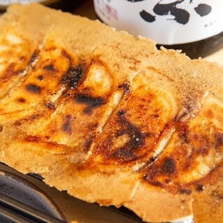 本場の味付けで仕上げた手仕込みの餃子がおすすめ！
