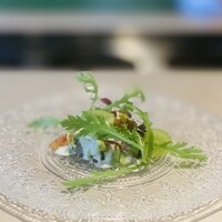 Tinc gana - ③【冷前菜-2】
                      宮城産鰹の藁焼き、2種のソース（ピスタチオ、玉葱+生クリーム）、トマトのコンフィとシャインマスカット添え