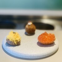 Tinc gana - ①【アミューズ：ピンチョス3種】
                    A：チーズ、イクラ、柚子のタルト
                    B：フィナンシェ、ミモレットチーズ
                    C：海老のコロッケ