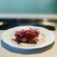 Tinc gana - ②【冷前菜-1】
                    パンコントマテ：自家製パン、フレッシュトマト、オリーブ油、ハモンイベリコベジョータ（生ハム）3年熟成