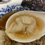 支那そば月や - トゥルットゥルのワンタンの中身はぷるっぷるの海老