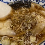 支那そば月や - 粗挽き黒胡椒がスープにベストマッチ