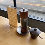 RAMEN VILLAGE CAFE - 卓上の深海塩とブラックペッパー