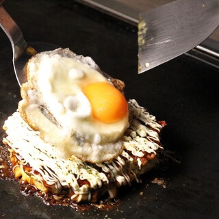 もんじゃ焼き 世界初の「もんじゃ自販機」。月島で冷凍もんじゃ焼きを自動販売
