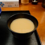 玉屋 - 出汁と味噌がしっかりと効いた熱々のお味噌汁が旨い。