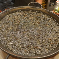 anchoa - イカ墨のパエリアのプレゼンテーション