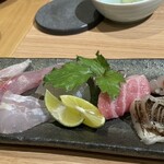 肉魚地酒 やすおか - 天然魚造り7種　「鱧、かます、本鮪、縞鯵、コバンザメ など」