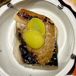 輪久 - サバの椎茸味噌焼き(銀杏)
      一の重のメインはこれですね♪鯖の皮目が香ばしい焼き加減、それに鯖に味噌という最強の取り合わせ、しかも椎茸のグアニル酸の旨みをプラス………( °ω°; )、、、激ウマ〜！！！