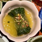 輪久 - ほうれん草のお浸し柿酢
      この柿酢も自家製でしょうか。発酵した柿の甘みとキリリとした酸味がこれまたなんともお上品♡