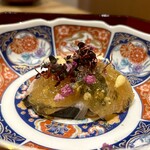 輪久 - 【三の重】サワラたたき金山寺味噌ジュレ(七味、松の実、花ほじそ)
                                金山寺味噌の豆やもろみ粒がない、スッキリ爽やかなジュレ♪言われなきゃ金山寺とは思わないです。どうやって作るんだろう？