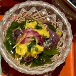 輪久 - 菊菜のお浸し
      一の重の一品目、食用菊の花弁と葉の爽やかなことったら♪いきなり冷酒をグビグビっといきたくなるやつ(≧∀≦)