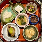 輪久 - 菊菜のお浸し
                                タコの柔らか煮
                                紅葉真丈(パプリカ、紅ずわい蟹)
                                サバの椎茸味噌焼き(銀杏)
                                ほうれん草のお浸し柿酢
                                はも甘辛揚げ(山椒)
                                梨ぬか漬けとシャインマスカットの白和え