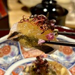 輪久 - サワラたたき金山寺味噌ジュレ
      サワラはやはりこんな風に少し炙りを入れた方が、皮の下の脂が身にも広がって、旨みが増してスキ♡