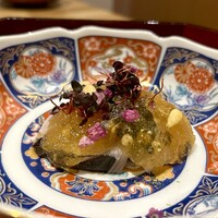 輪久 - 【三の重】サワラたたき金山寺味噌ジュレ(七味、松の実、花ほじそ)
                    金山寺味噌の豆やもろみ粒がない、スッキリ爽やかなジュレ♪言われなきゃ金山寺とは思わないです。どうやって作るんだろう？