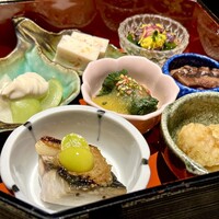 輪久 - 【一の重】一品一品がとにかく丁寧な仕事っぷり。
                    この7品すべてが感動するほど美味しかった♪ゞ(｡｡*)ﾉｳｯ!ヾ(*'ﾛ')ﾉ"ﾏｯ!ゞ(*｡｡)ﾉｳｯ!ヾ('ﾛ'*)ﾉ"ﾏｯ!