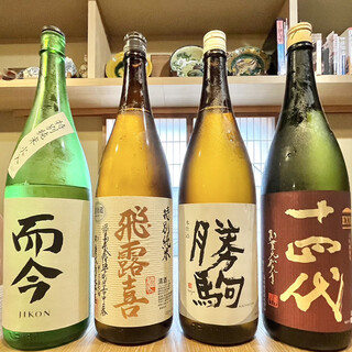 日本酒は希少な銘柄から季節物まで、常時50〜60種をご用意。