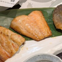 高級ブランド干物 『銀座伴助』 銀座本店 - 左から　さば・赤魚・縞ほっけ（裏面）