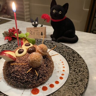 記念日には特製黒猫ホールケーキでサプライズ。テイクアウト可