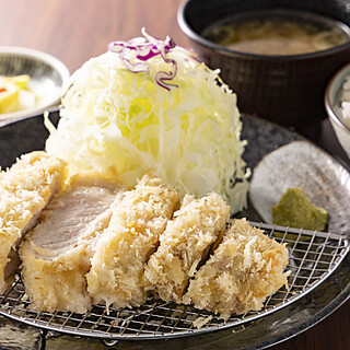 肉の旨みが凝縮された、低温調理による白いとんかつが絶品