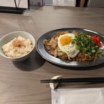 ヤキソバスタンドバイミー餃子とうどん - 