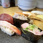 鮨 酒 肴 杉玉 - ＊甘海老・赤身・ネギトロ・鯵のなめろう（鯖の代わりです）など。